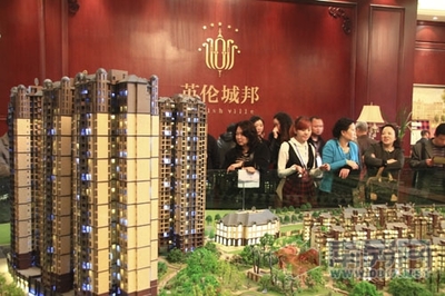 千人围观 英伦城邦军队装备展启幕